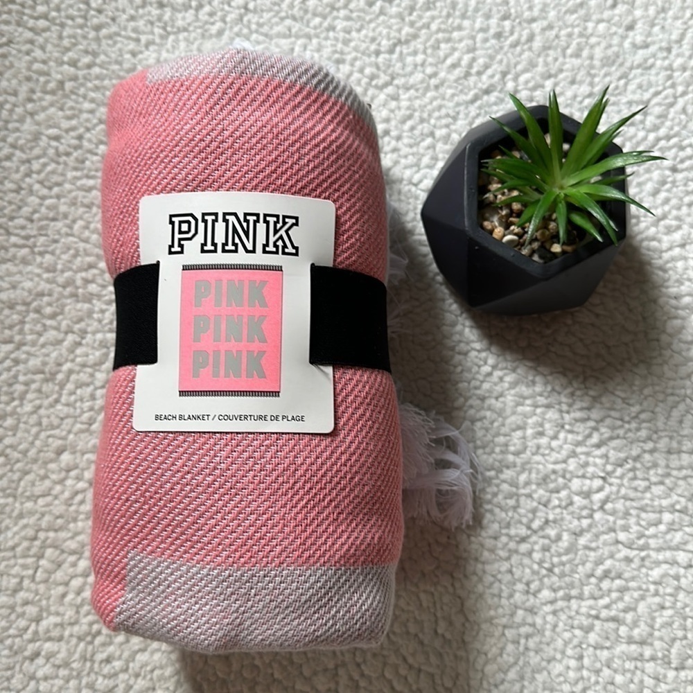 - 😊NWT PINK Victoria's Secret Pink beach blanket pink Logo 50x60